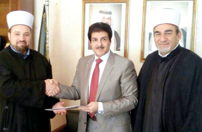 السفير يوسف عبدالصمد يسلم التبرع لممثلي مشيخة صربيا الاسلامية ﻿