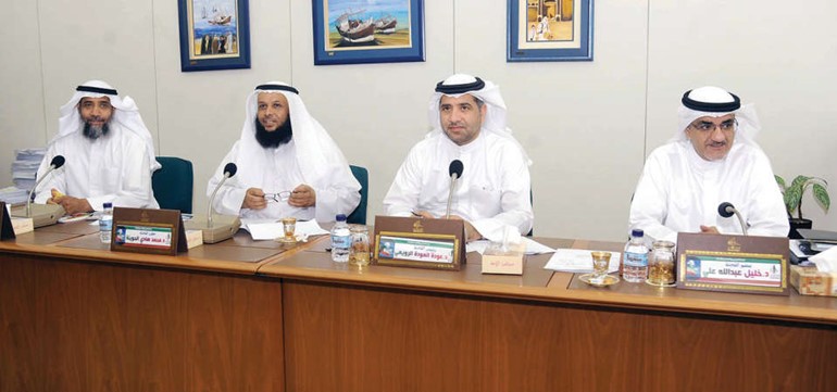 رئيس لجنة شؤون التعليم والثقافة والارشاد دعودة الرويعي متوسطا دخليل عبدالله وحمود الحمدان ود عبدالرحمن الجيران﻿