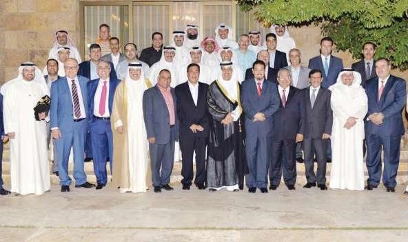 مبارك الخرينج متوسطا الحضور بعد حفل عشاء السفير الكويتي لدى الاردن﻿