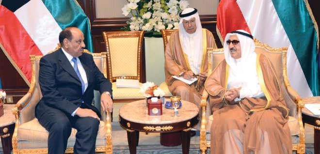 صاحب السمو الامير الشيخ صباح الاحمد خلال استقباله وزير الداخلية الاردني سلامة حماد﻿