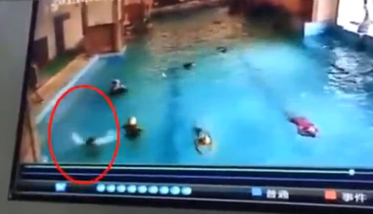 بالفيديو.. لحظة غرق طفل بحمام سباحة