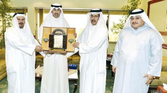 درع تذكارية للشيخ فواز الخالد من وفد جمعية الوفرة الزراعية التعاونية﻿