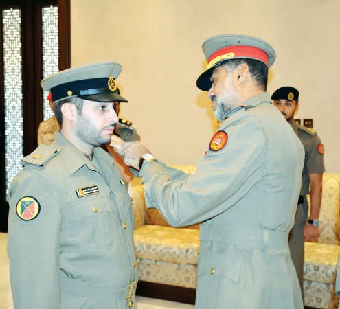الفريق الركن عبدالله النواف يقلد احد الضباط رتبته﻿