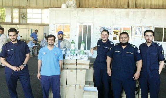 رجال الجمارك بعد استخراج المضبوطات من الحاوية ﻿