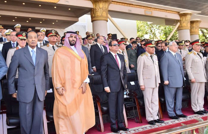 الرئيس المصري عبدالفتاح السيسي وصاحب السمو الملكي الامير محمد بن سلمان ولي ولي العهد النائب الثاني لرئيس مجلس الوزراء وزير الدفاع السعودي خلال حضورهما حفل تخريج دفعات جديدة من الكليات العسكرية امس 													واس﻿