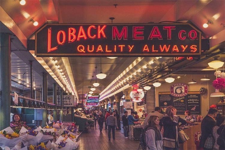 the Pike Place Market في خليج اليوت في سياتل، واشنطن