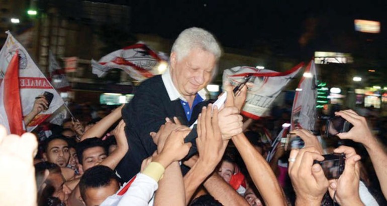 مرتضى منصور محمولا على الاعناق﻿