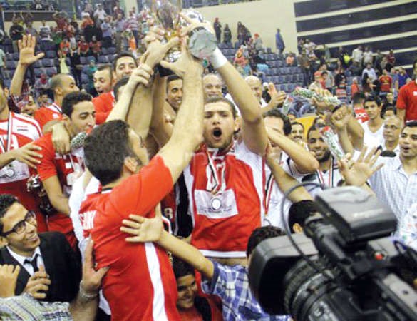 لاعبو مصر يرفعون كاس البطولة الافريقية﻿