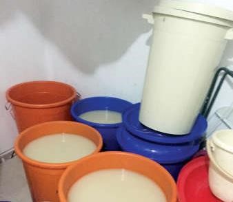 كمية من البراميل المملوءة بالخمور المحلية﻿