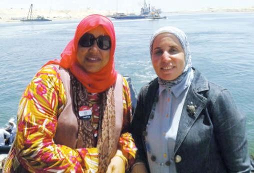 الزميلة هناء السيد وعزة الوكيلمن المركز الاعلامي للمراسلين الاجانب خلال الجولة﻿