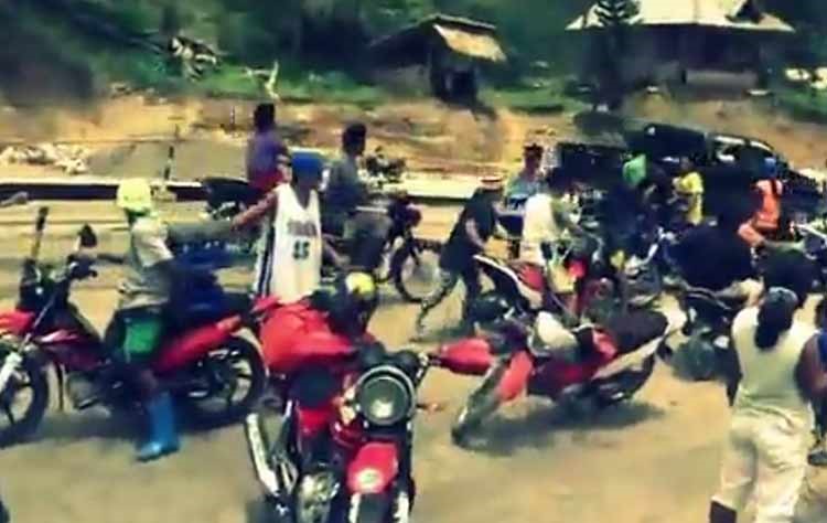 بالفيديو.. نهب جماعي لسيارة «بيبسي» انقلبت في حادث