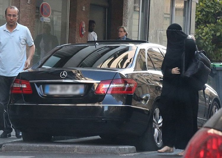 وتظهر جيزيل في الصور برفقة اختها رافييلا، الى جانب سائقها الخاص، والذي اكد وجوده ان الصور تعود اليها