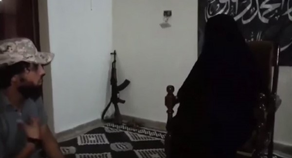 بالفيديو.. عناصر "داعش" يغتصبون زوجة مقاتل بـ "النصرة" في سوريا