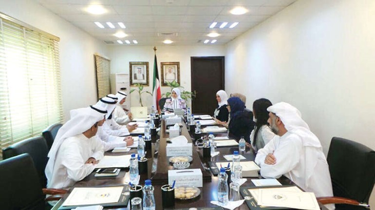الوزيرة هند الصبيح خلال ترؤسها اجتماع لجنة وضع الاسس الجديدة لتقدير الاحتياج لبعض الجهات والمشاريع الحكومية