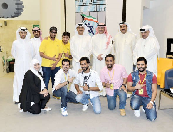 ابراهيم الفودري ووليد الانصاري يتوسطان المشاركين في الاجتماع
