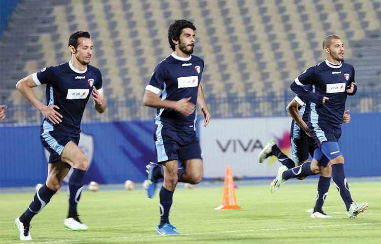 الأزرق إلى تركيا بـ 30 لاعباً