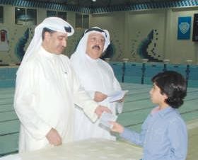 خالد الفودري يكرم احد اللاعبين﻿