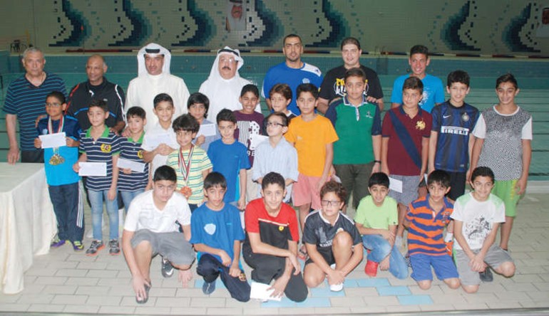 الفودري وابو القاسم والجمعان يتوسطون المدربين واللاعبين﻿