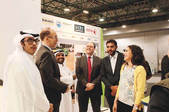 السفير الاميركي دوغلاس سيليمان مع موظفي صناعات الغانم