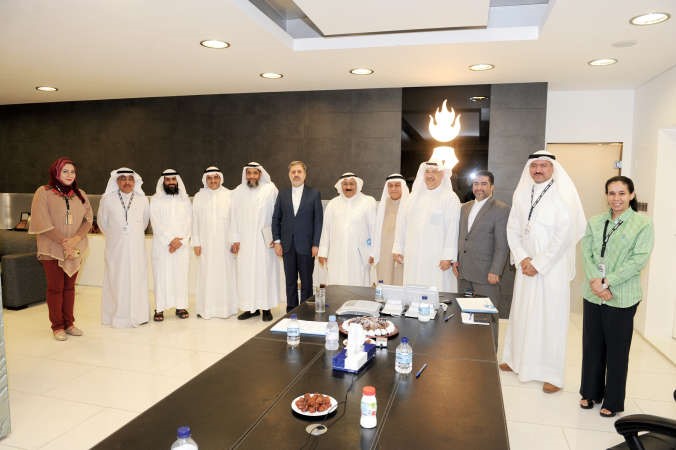 الزملاء نائب رئيس التحرير عدنان الراشد وسكرتير تحرير الشؤون البرلمانية حسين الرمضان ورئيسة قسم المحليات عفاف مختار والاء خليفة مع ضيوف الندوة هاني الشمري