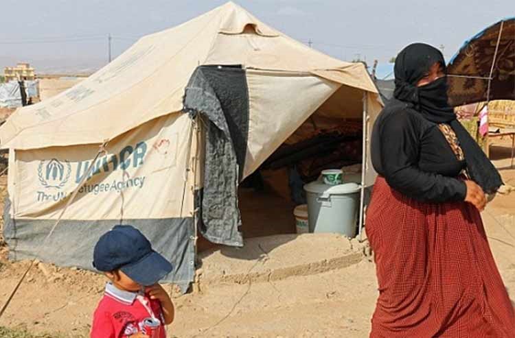 بالصور.. داعش يعلّم طفلاً على نحر أمه