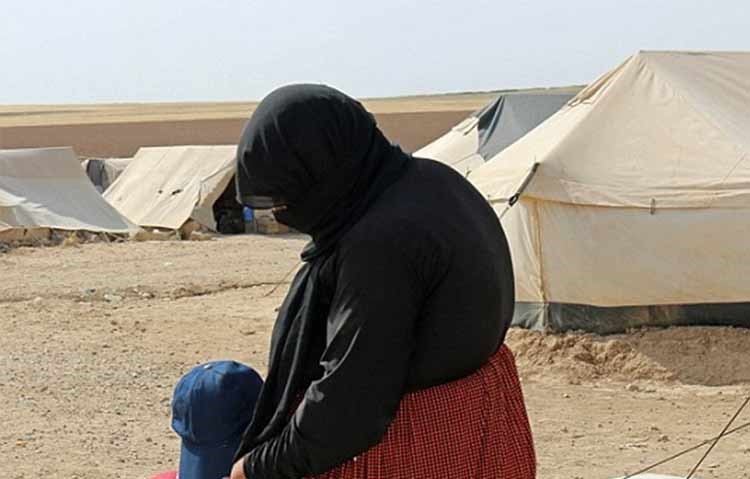بالصور.. داعش يعلّم طفلاً على نحر أمه