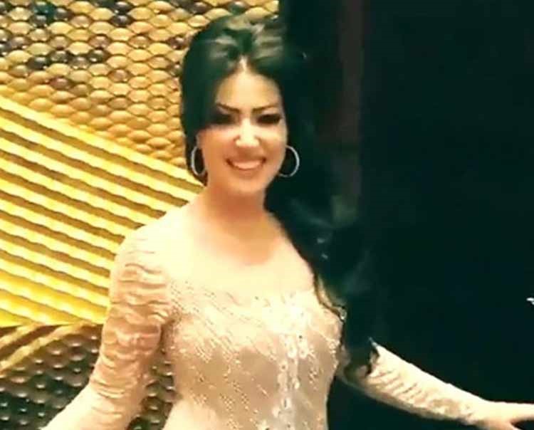 بالصور.. سمية الخشاب بإطلالة جديدة تغير ملامحها وبفستان ينحت قوامها