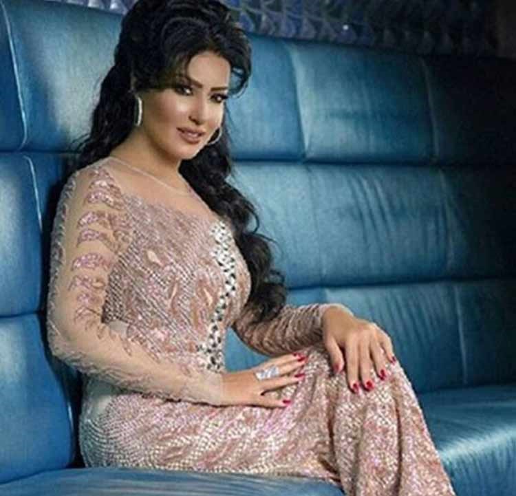 بالصور.. سمية الخشاب بإطلالة جديدة تغير ملامحها وبفستان ينحت قوامها