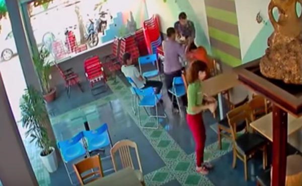 بالفيديو.. تحطيم مقهى في معركة عنيفة بالكراسي بسبب فتاة