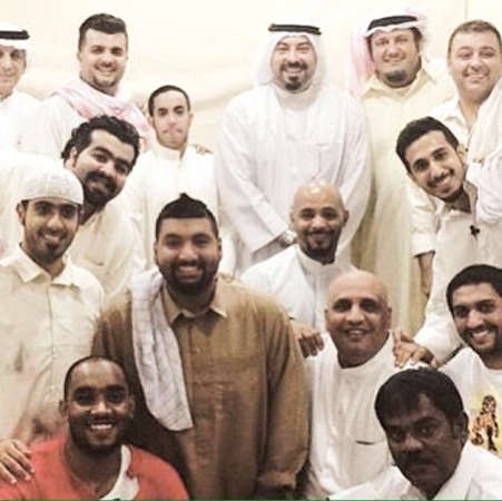 الشيخ دطلال الفهد متوسطا فريق عمل المسرحية