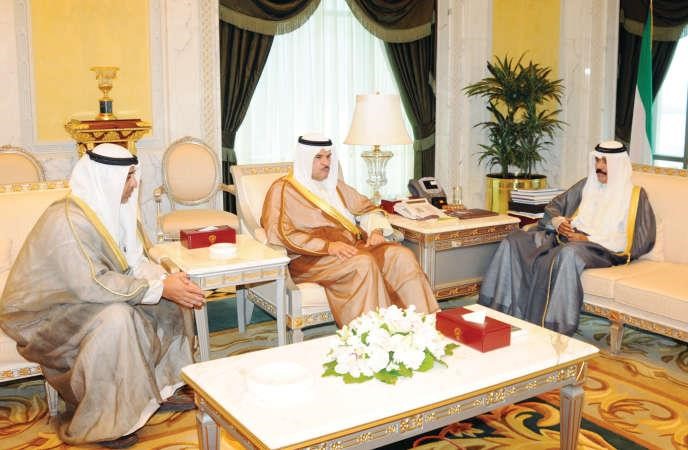 سمو ولي العهد الشيخ نواف الاحمد مستقبلا الشيخ سلمان الحمود والشيخ محمد العبدالله