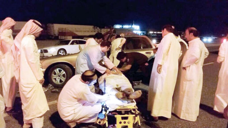 مواطنون يقدمون الاسعافات الاولية لمصاب في حادث السلمي﻿