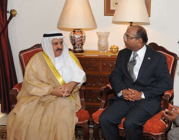 المستشار في الديوان الاميري محمد ضيف الله شرار يقدم التعازي للسفير الهندي