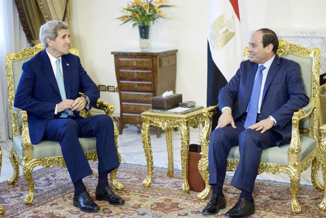 الرئيس المصري عبدالفتاح السيسي خلال مباحثاته معوزير الخاريجة الامريكي جون كيري في القاهرة امس رويترز 
