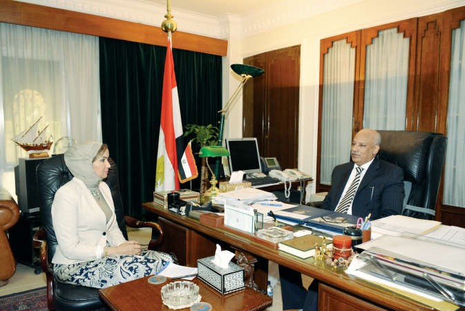 السفير عبدالكريم سليمان متحدثا للزميلة هالة عمران ريليش كومار