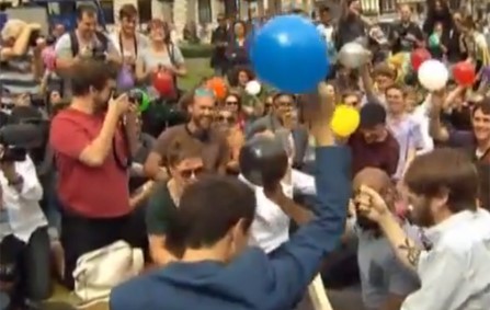 بالفيديو.. مظاهرة في لندن احتجاجا على منع بالونات الغاز المضحك 