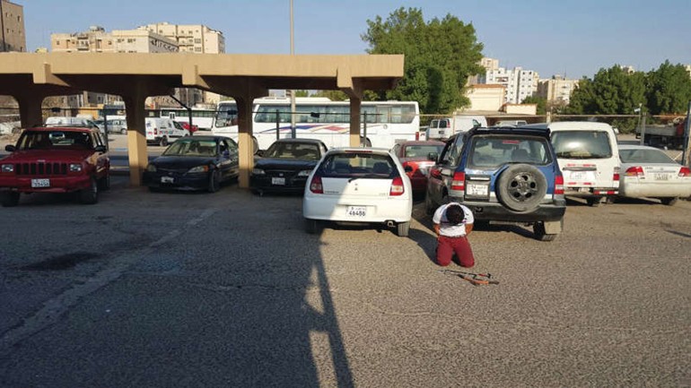 الحدث السوري ويبدو من خلفه السيارات 9