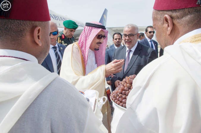 خادم الحرمين الملك سلمان بن عبدالعزيز لدى وصوله المغرب وفي استقباله رئيس الحكومة عبد الاله بنكيران واس