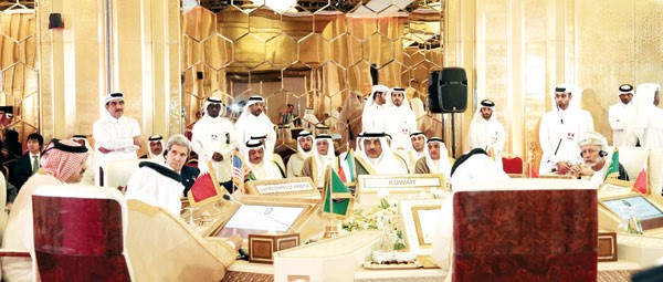 الشيخ صباح الخالد ووزراء خارجية دول التعاون خلال الاجتماع مع كيري في الدوحة