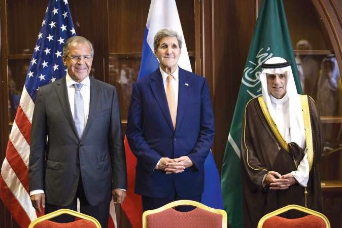 وزير الخارجية الاميركي جون كيري متوسطا نظيريه السعودي عادل الجبير والروسي سيرغي لافروفرويترز﻿