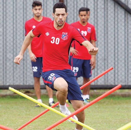 البرازيلي كارلوس فينيسيوس خلال التدريب في تركيا﻿