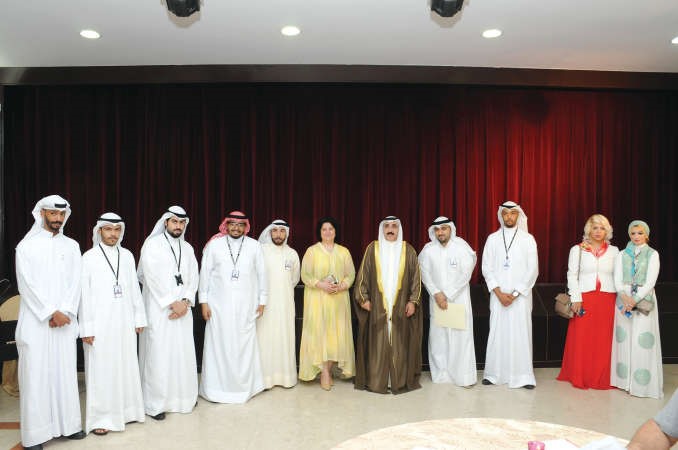 يوسف مصطفى ونجلاء النقي يتوسطان عددا من المشاركين 