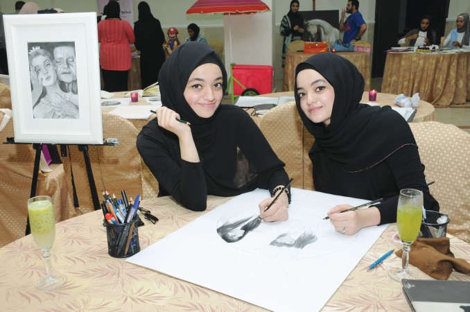 اثنتان من المشاركين 