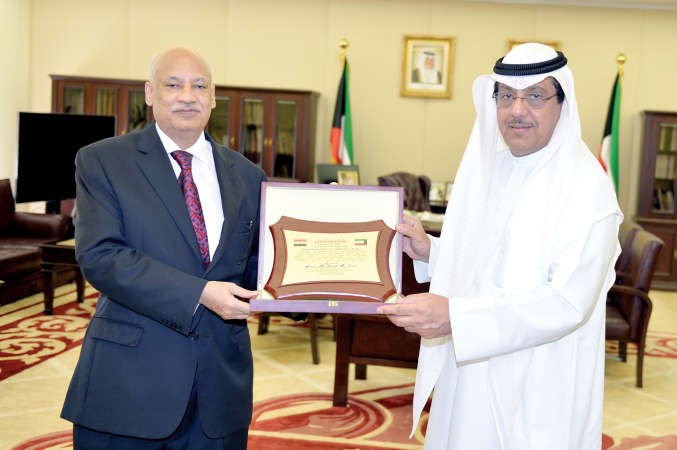 مبارك الخرينج يسلم السفير المصري عبدالكريم سليمــان درعا تكريمية