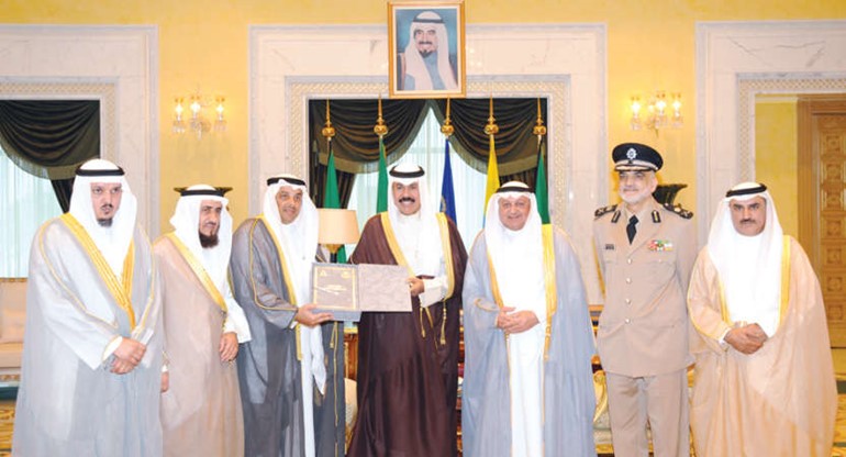 سمو ولي العهد الشيخ نواف الاحمد مستقبلا اعضاء اللجنة العليا لتعزيز الوسطية﻿