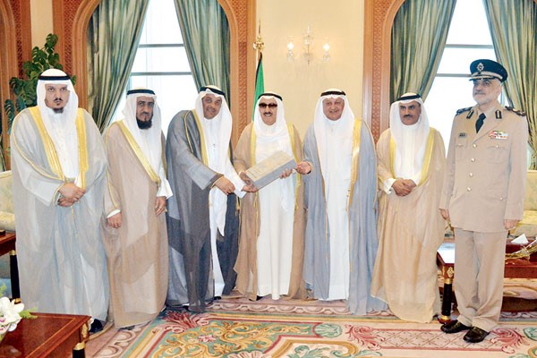 صاحب السمو الامير الشيخ صباح الاحمد مع وزير العدل ووزير الاوقاف والشؤون الاسلامية ورئيس اللجنة العليا لتعزيز الوسطية يعقوب الصانع واعضاء اللجنة