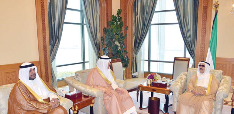 صاحب السمو الامير الشيخ صباح الاحمد مستقبلا الشيخ سلمان الحمود والشيخ احمد المنصور ﻿