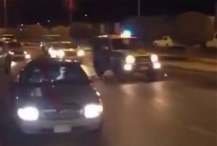 بالفيديو.. دورية شرطة سعودية تبارك لعريس بطريقتها الخاصة