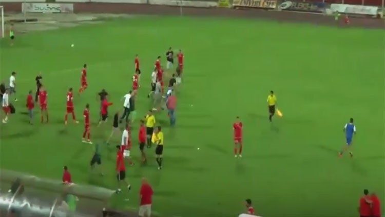بالفيديو.. جماهير غاضبة تقتحم أرض الملعب لمعاقبة لاعبين إسرائيليين