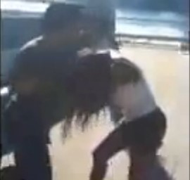 بالفيديو.. شاهد ماذا فعلت امرأة بابنتها بعد ضبطها مع صديقها